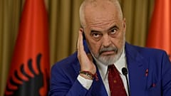 El primer ministro albanés Edi Rama escucha al presidente serbio Aleksandar Vucic durante una rueda de prensa en Belgrado, Serbia, el viernes 7 de julio de 2023