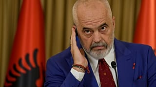 El primer ministro albanés Edi Rama escucha al presidente serbio Aleksandar Vucic durante una rueda de prensa en Belgrado, Serbia, el viernes 7 de julio de 2023