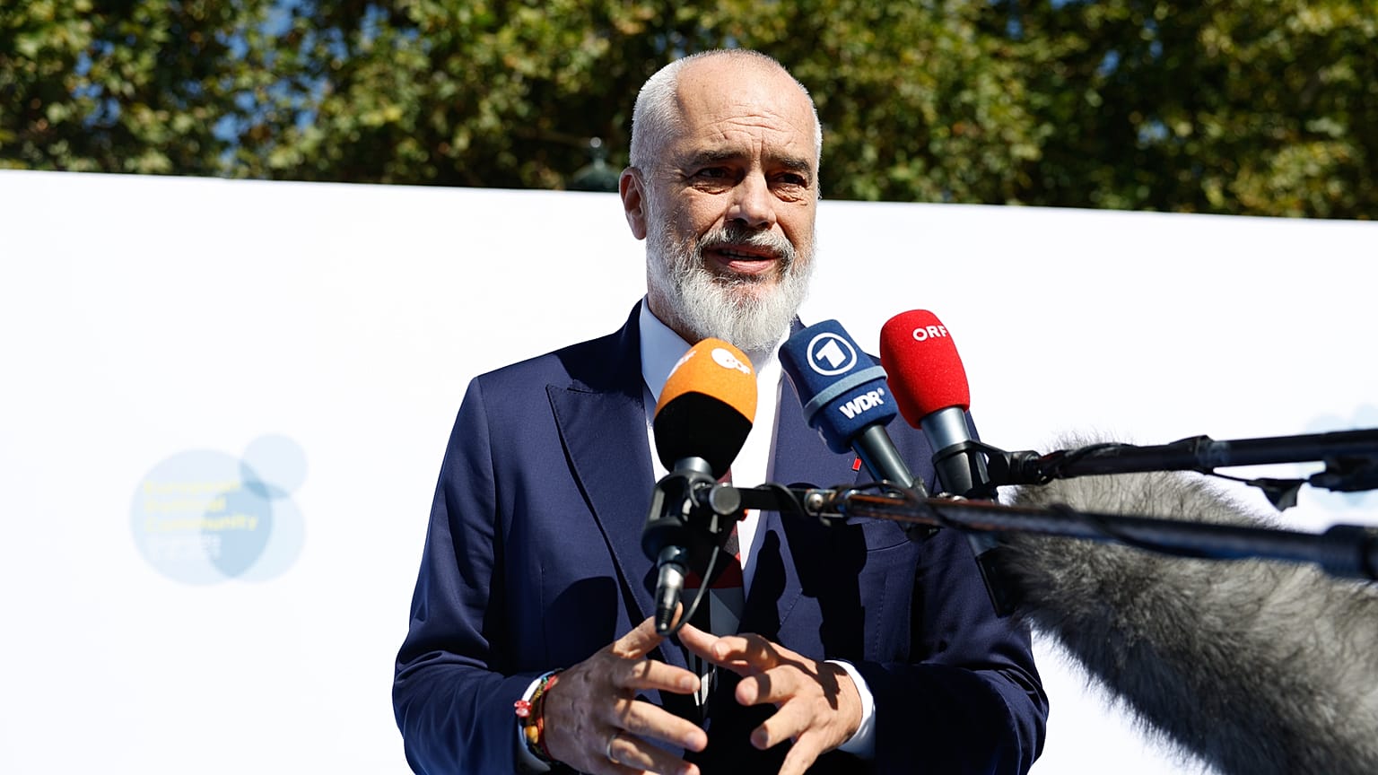 Edi Rama, albán miniszterelnök nyilatkozik a sajtónak az Európai Politikai Közösség granadai találkozóján, 2023. október 5-én.