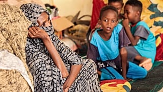 عائلة سودانية نازحة بالقرب من مصر
