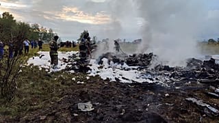 Fotografia tirada e divulgada pelo Comitê de Investigação Russo em 23 de agosto de 2023 mostra equipas de resgate no local de um acidente de avião