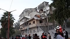 Miembros del equipo de defensa civil limpian los escombros de una casa alcanzada por un bombardeo desde la posición gubernamental en Areha, Siria. 5 de octubre.