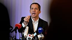 El líder opositor venezolano Juan Guaidó gesticula mientras habla durante una rueda de prensa, el jueves 27 de abril de 2023