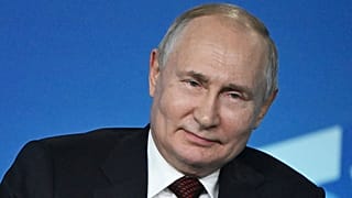 Rusya Devlet Başkanı Vladimir Putin, Rusya'nın Karadeniz kıyısındaki Soçi kentinde düzenlenen Valdai Tartışma Kulübü'nün yıllık toplantısında bir soruyu yanıtlarken gülümsüyor, 5/10/23.