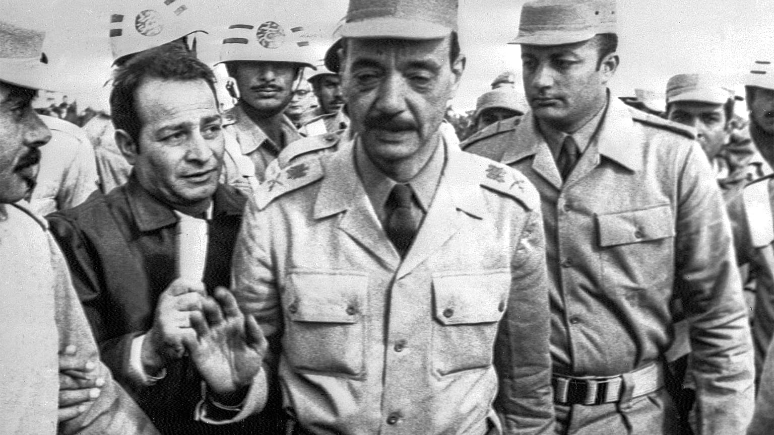  صورة أرشيفية للجنرال عبد الغني الجمصي قائد أركان القوات المصرية المسلحة وهو على طريق القاهرة السويس متوجها لتوقيع معاهدة فك الاشتباك مع ممثلين عن الجانب الإسرائيلي بتاريخ 18 
