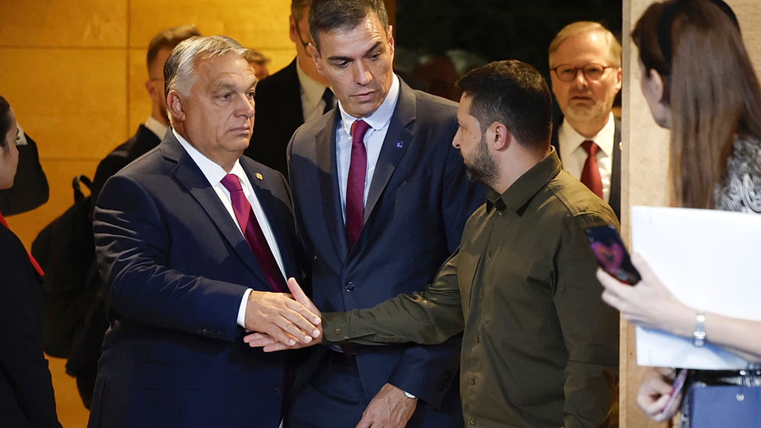 Nur scheinbare Nähe: Viktor Orbán und Wolodymyr Selenskyj beim Handschlag in Granada am 5.10.23