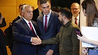 Nur scheinbare Nähe: Viktor Orbán und Wolodymyr Selenskyj beim Handschlag in Granada am 5.10.23