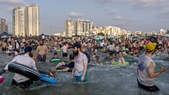 يقضي الرجال والأطفال اليهود المتدينون يومهم على شاطئ منفصل في أشدود، إسرائيل، الأربعاء، 16 أغسطس، 2023. الشاطئ منفصل بحيث يكون الرجال والنساء فقط في الأيام المتناوبة.