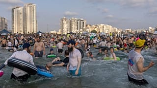 يقضي الرجال والأطفال اليهود المتدينون يومهم على شاطئ منفصل في أشدود، إسرائيل، الأربعاء، 16 أغسطس، 2023. الشاطئ منفصل بحيث يكون الرجال والنساء فقط في الأيام المتناوبة.
