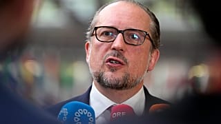 Alexander Schallenberg osztrák külügyminiszter nyilatkozik, amikor az EU külügyminisztereinek találkozójára érkezik az Európai Tanács brüsszeli épületébe 2023. május 22-én