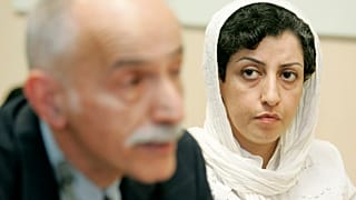 ARCHIVO - La iraní Narges Mohammadi durante una rueda de prensa en la sede de la ONU en Ginebra, Suiza, el 9 de junio de 2008.