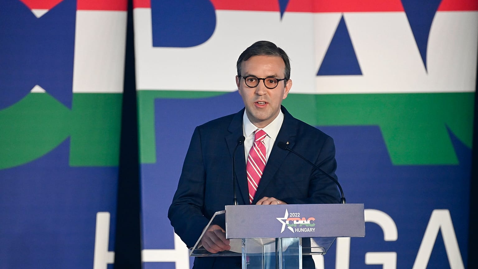 Gladden Pappin beszédet mond CPAC Hungary konzervatív politikai fórumon 2022-ben