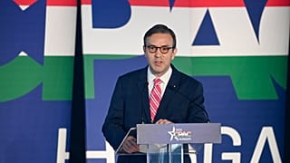 Gladden Pappin beszédet mond CPAC Hungary konzervatív politikai fórumon 2022-ben