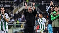 Dejan Stankovic (középen) ferencvárosi játékosokkal a Fiorentina - FTC mérkőzés után a firenzei Artemio Franchi Stadionban 2023. október 5-én.
