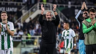 Dejan Stankovic (középen) ferencvárosi játékosokkal a Fiorentina - FTC mérkőzés után a firenzei Artemio Franchi Stadionban 2023. október 5-én.