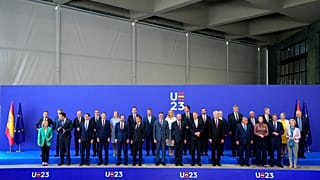 İspanya'nın Granada kentinde düzenlenen AB zirvesinde bir araya gelen liderler Orta Doğu ve Afrika'dan gelen göçmen sayısındaki artışla mücadele yollarını tartışıyor