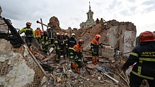 I soccorritori cercano feriti e vittime tra le macerie a Kharkiv