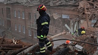 Ein Retter im zerstörten Wohnviertel von Charkiw am 6.10.23