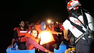 Médicos Sem Fronteiras realizam resgate de pessoas no Mar Mediterrâneo