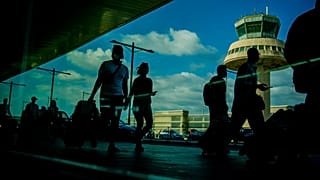 Pasajeros transportan equipaje en el aeropuerto de Barcelona, España.