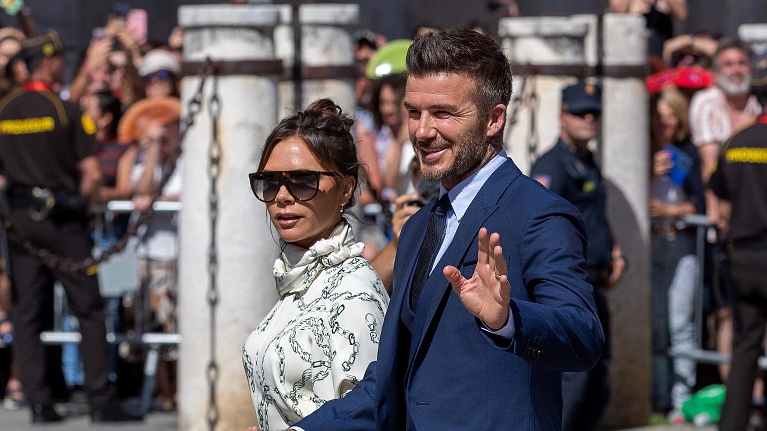 David Beckham és Victoria Beckham Pilar Rubio és a Real Madrid játékosa, Sergio Ramos esküvőjére érkezik a sevillai székesegyházba 2019. június 15-én.