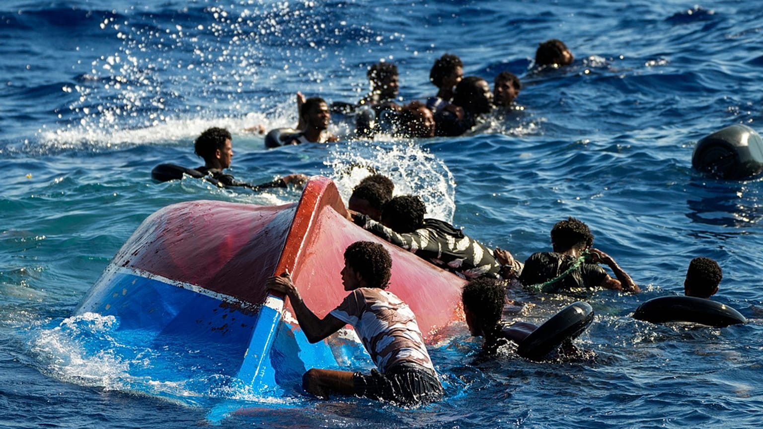 İtalya'nın Lampedusa Adası'na ulaşmaya çalışan göçmenler 
