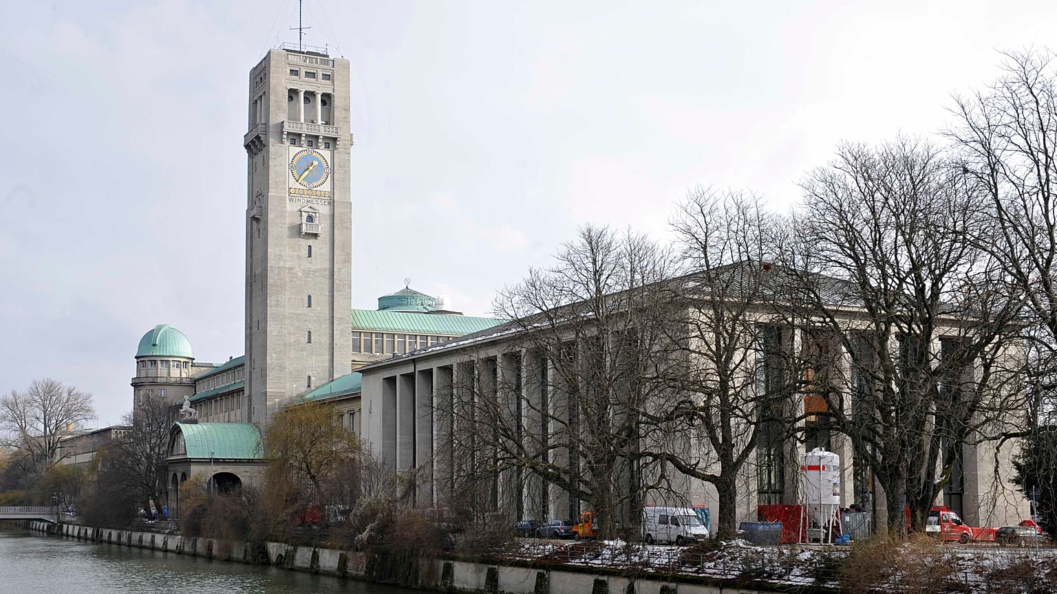 Das Deutsche Museum in München stellt normalerweise keine Kunst aus, beherbergt aber eine umfangreiche Sammlung von gespendeten Kunstwerken in seinem Depot.
