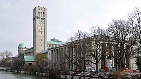 Das Deutsche Museum in München stellt normalerweise keine Kunst aus, beherbergt aber eine umfangreiche Sammlung von gespendeten Kunstwerken in seinem Depot.