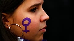 Eine Frau nimmt an einer Demonstration gegen Sexismus und geschlechtsspezifische Gewalt in Madrid, Spanien, teil.