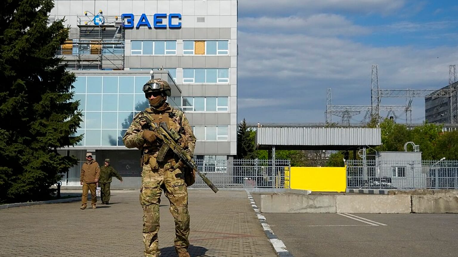 Ein russischer Soldat steht am 1. Mai 2022 auf dem Gelände des Kernkraftwerks Saporischschja Wache.