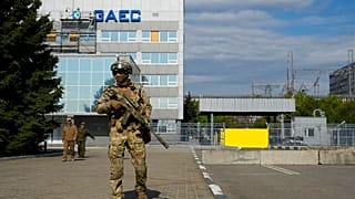 Ein russischer Soldat steht am 1. Mai 2022 auf dem Gelände des Kernkraftwerks Saporischschja Wache.