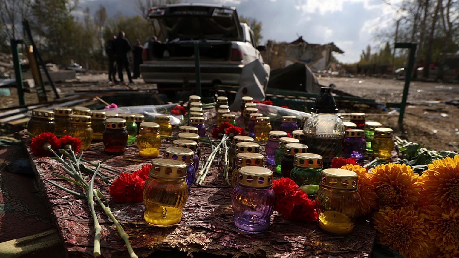 Mémorial improvisé à Groza, village ukrainien où 52 personnes ont été tuées par une frappe de missile russe. 06/10/2023