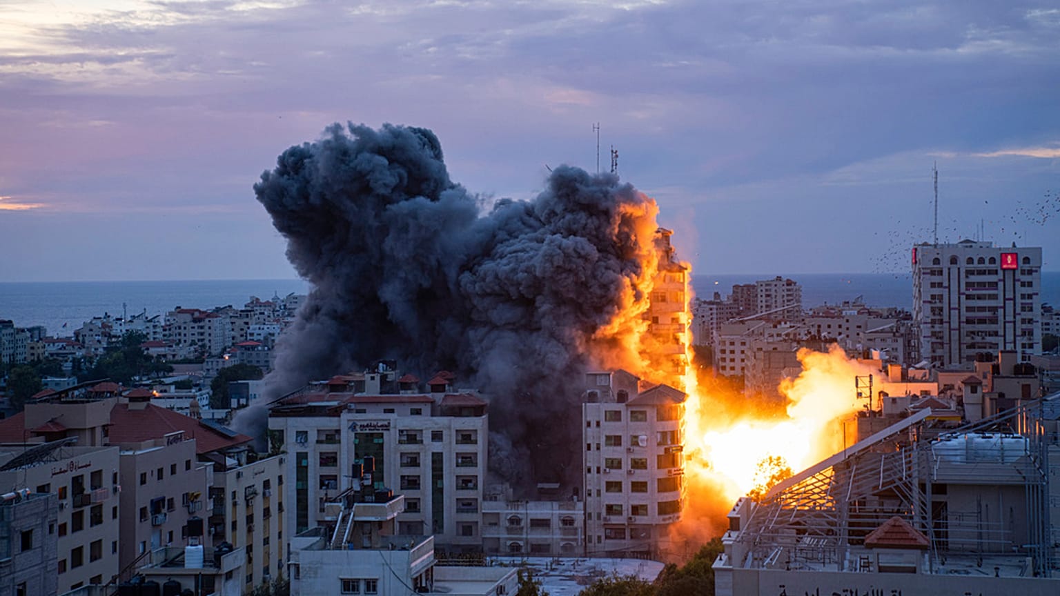 Fogo e fumo após um ataque aéreo israelita, na Cidade de Gaza