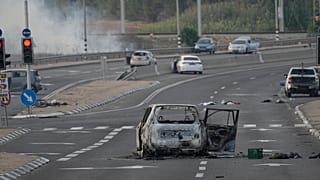 Um carro destruído num ataque do Hamas em Sderot, Israel