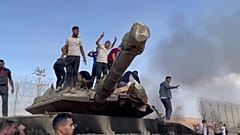 مسلحون فلسطينيون يستولون على دبابات وآليات عسكرية إسرائيلية في غلاف غزة