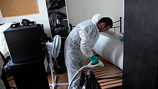 O técnico de controlo de pragas Lucas Pradalier pulveriza vapor numa cama de um apartamento em Paris. 