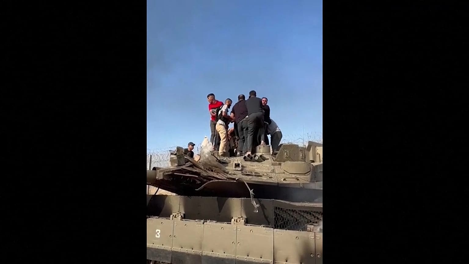 لحظة إخراج الجندي الإسرائيلي من الدبابة