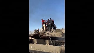 لحظة إخراج الجندي الإسرائيلي من الدبابة
