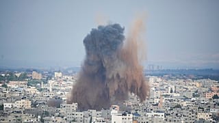 Fumo de uma explosão causada por um ataque aéreo israelita na Faixa de Gaza