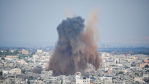 Fumo de uma explosão causada por um ataque aéreo israelita na Faixa de Gaza