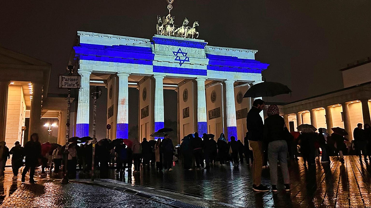 La puerta de Brandeburgo, en Berlín, iluminada con los colores de la bandera de Israel