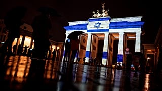 Das Brandenburger Tor in Berlin wurde in den israelischen Landesfarben angestrahlt