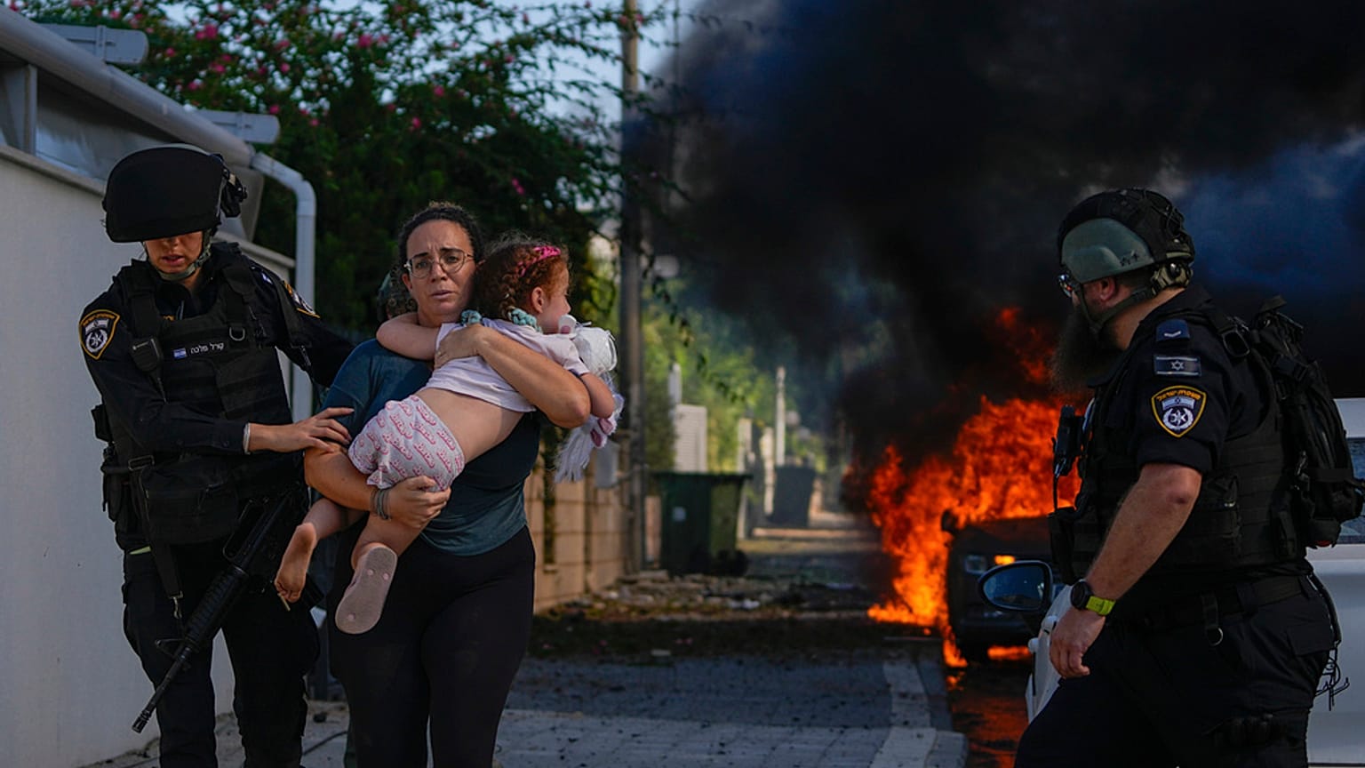Civiles huyen, ayudados por militares, de los ataques de Hamás en el sur de Israel