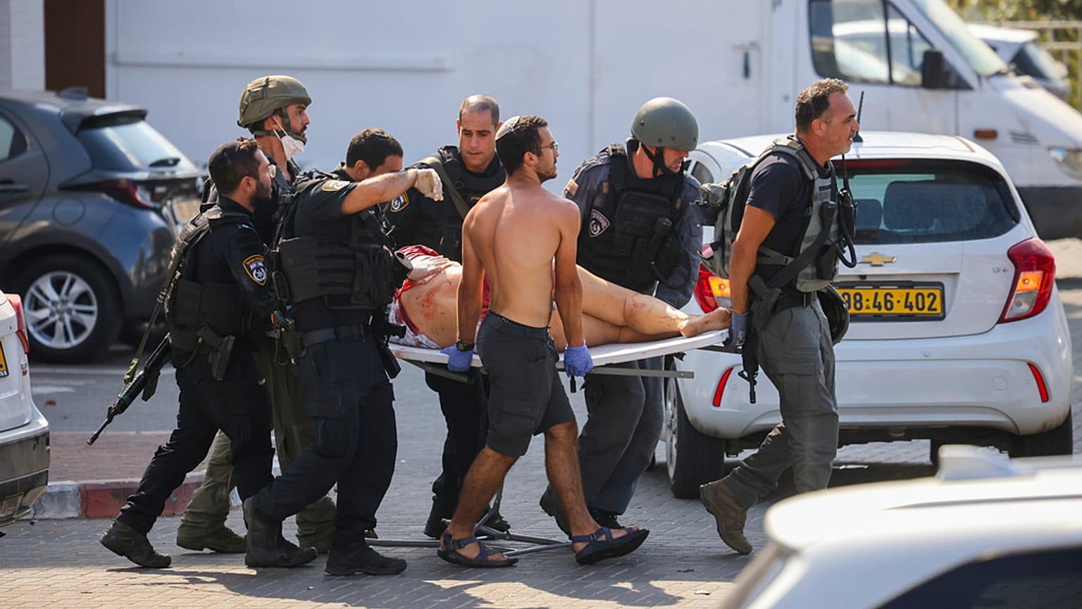 Les forces de sécurité israéliennes évacuent une femme blessée d'un site touché par une roquette tirée depuis la bande de Gaza, à Ashkelon, dans le sud d'Israël, 7/10/2023