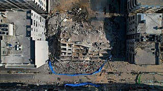 Imagem da torre Al Aqloq destruída durante os ataques israelitas a Gaza
