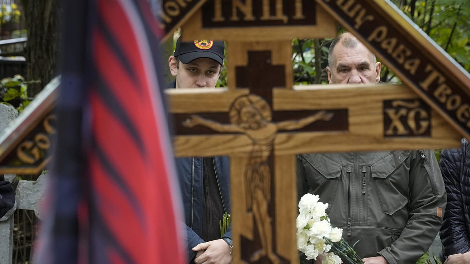 Látogatók Prigozsin sírjánál a szentpétervári temetőben