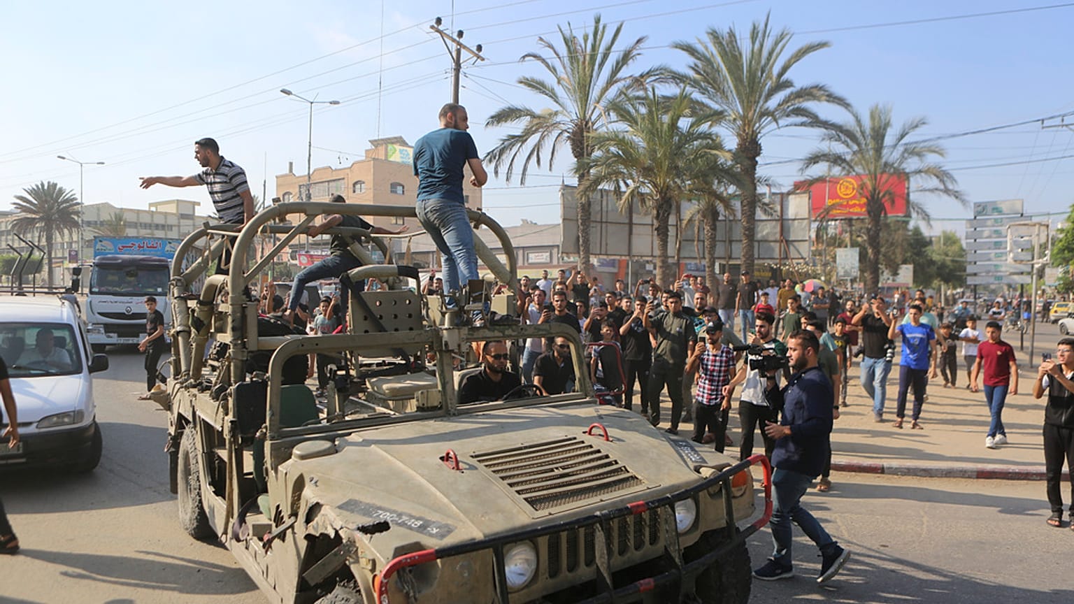 Hamas-Kämpfer mit einem israelischen Militärfahrzeug in Gaza - es wurde offenbar auch eine junge Deutsche entführt