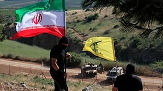 Lübnan-İsrail sınırında İran ve Hizbullah bayrakları taşıyan Hizbullah taraftarları