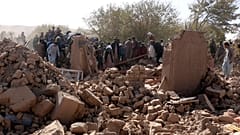 Afegãos procuram vítimas após um terramoto em Zenda Jan, na província de Herat