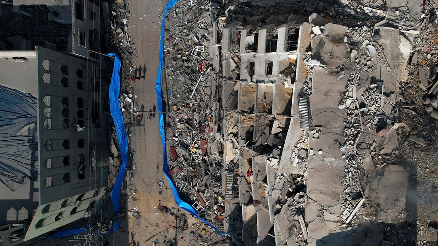 Escombros de um edifício atingido por um ataque aéreo israelita, na cidade de Gaza